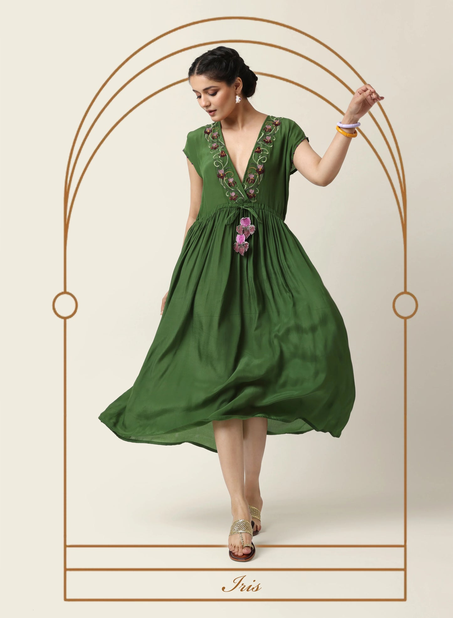 Green boho chic robe femme élégante with embroidered V-neck, short sleeves, and flowing skirt by ALTER EGO, style femme. - Robe IRIS - S/M - ALTER EGO