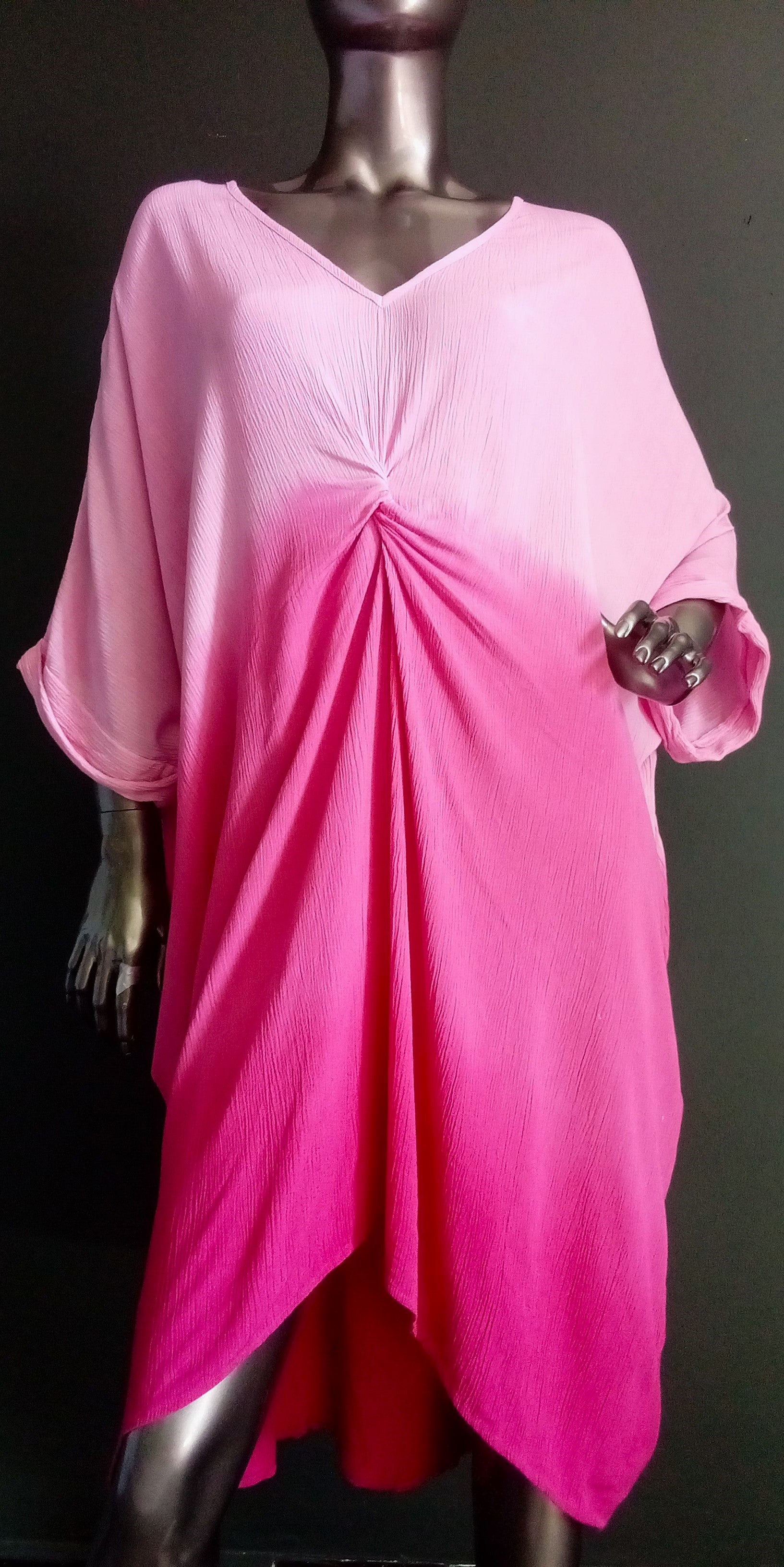Robe ombrage coloris Fushia manches courtes tissu légèrement plissé en crêpe rayon . Dégradé de couleurs rose clair vers fushia . Noeud sous poitrine.Longueur genoux.
