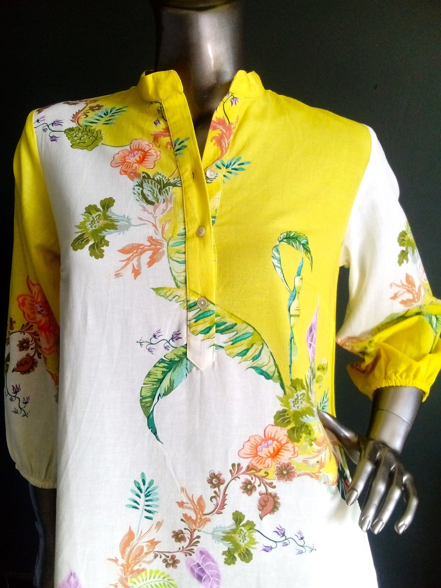 Robe Yellow Garden