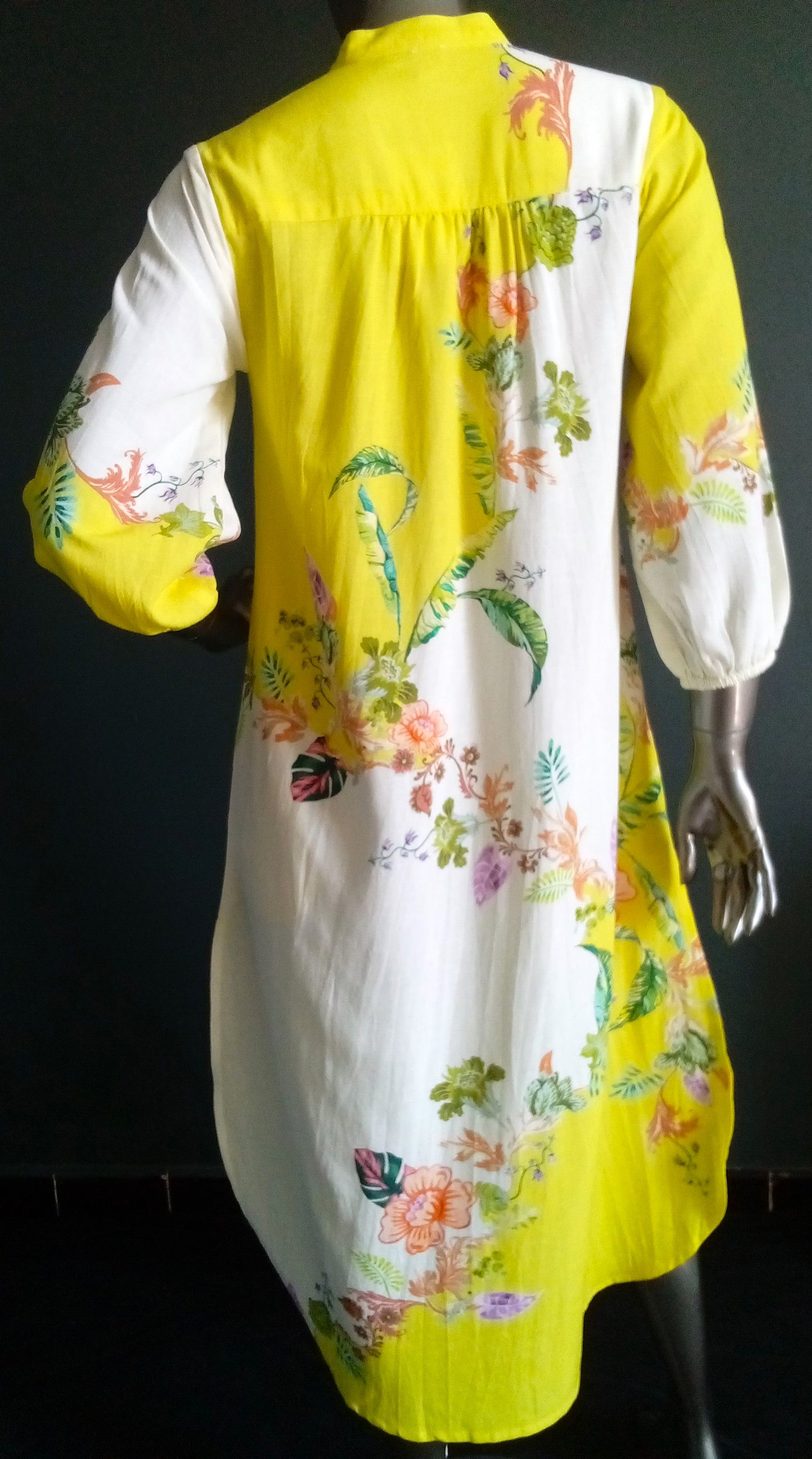Robe Yellow Garden