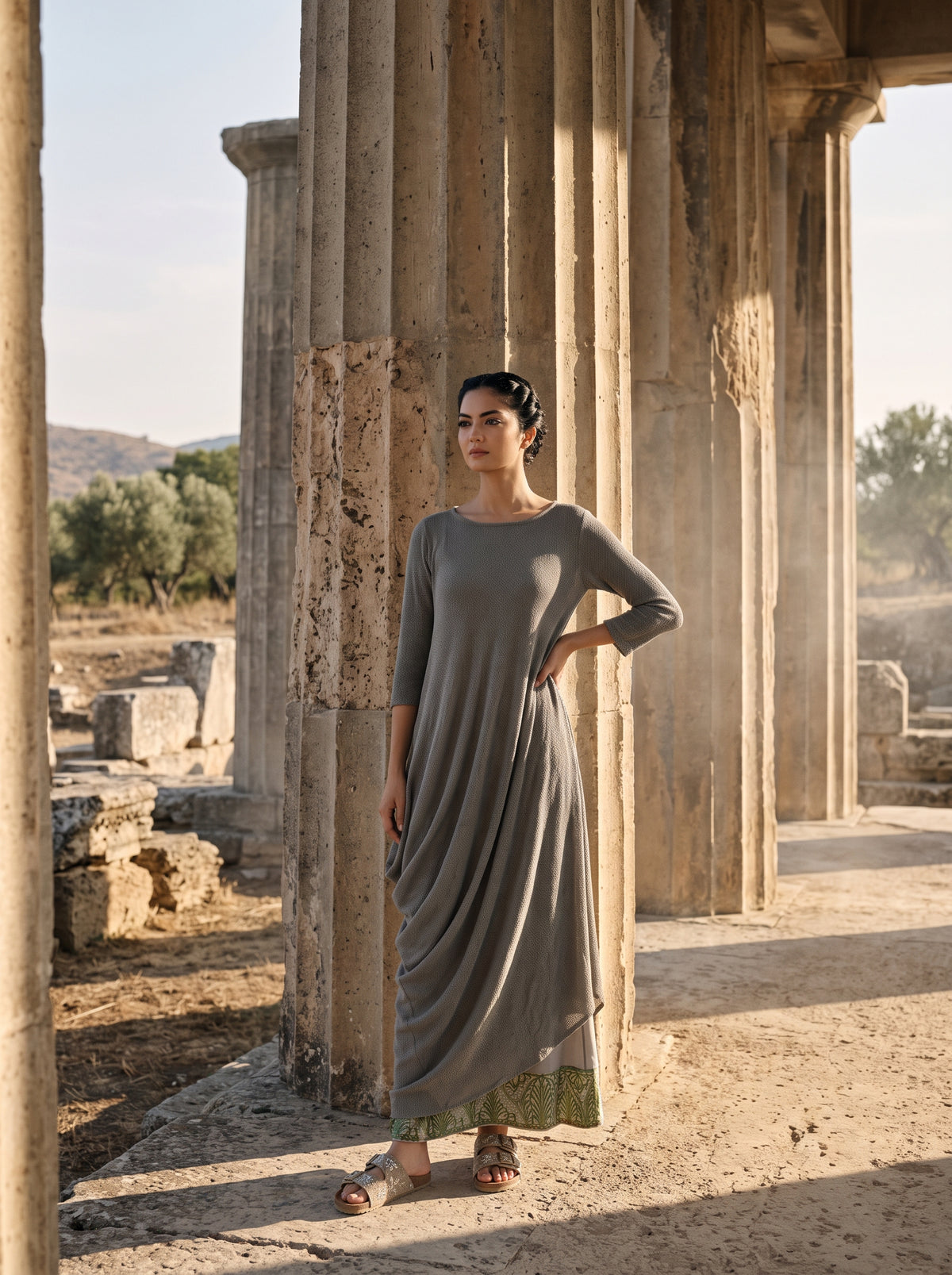 Elegant long gray toga-style dress with a soft draped silhouette, three-quarter sleeves, and a simple round neckline. - Robe toge GREY SWAN - S - ALTER EGO