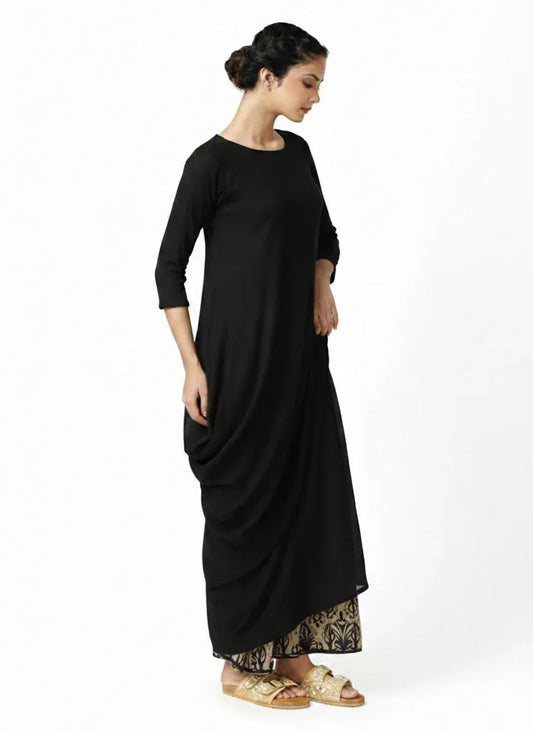 Black robe femme élégante with three-quarter sleeves, round collar, and draped silhouette over patterned maxi skirt,. - Robe toge BLACK SWAN - S - ALTER EGO