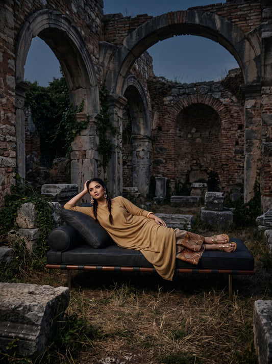 Woman reclining on a stone bench in a flowing beige toga dress with a draped bodice and three-quarter sleeves, against. - Robe toge SWAN - S - ALTER EGO