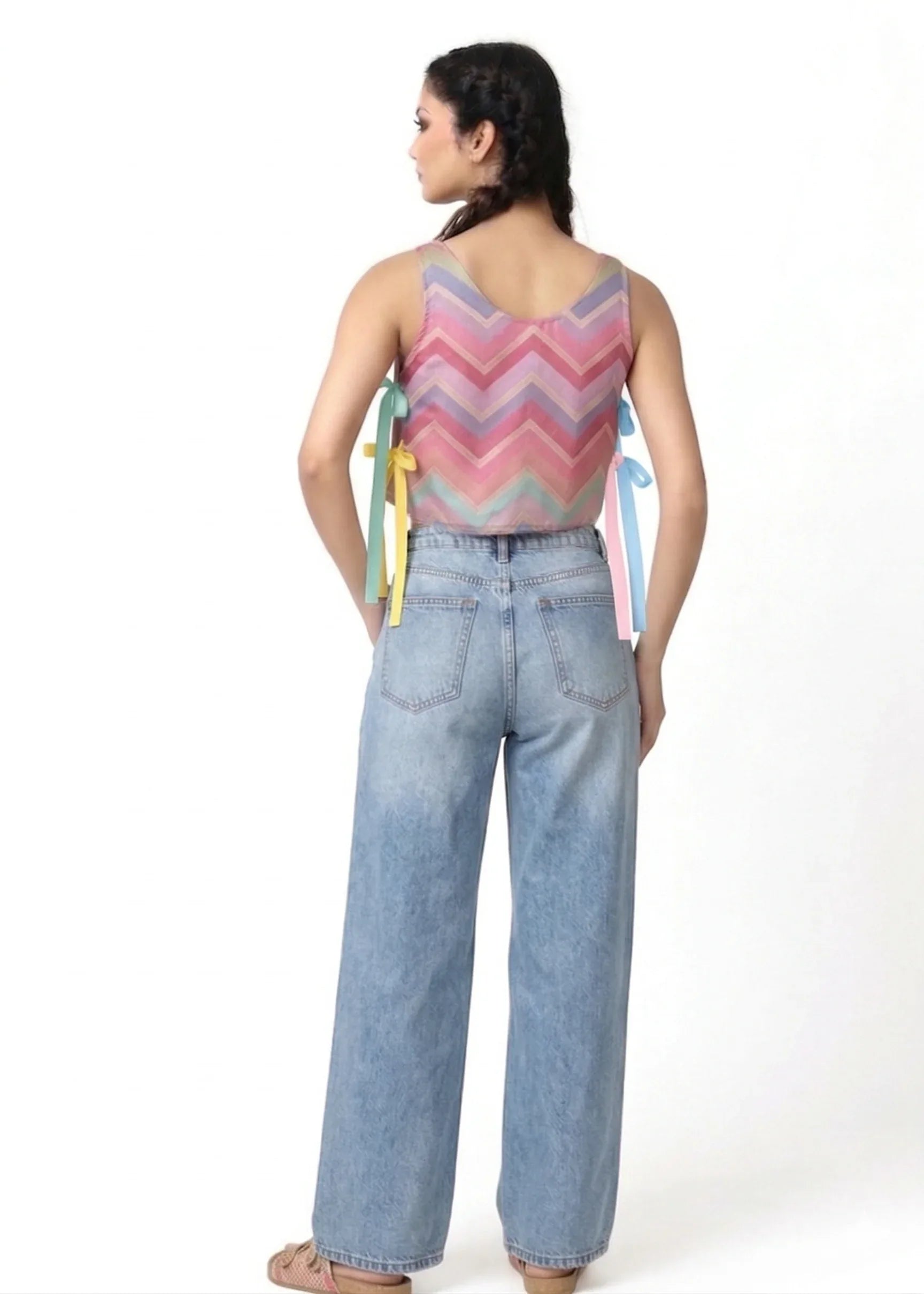 Multicolor zig zag crop top with thin straps from ALTER EGO, paired with high-waisted light blue jeans, reflecting tenue. - Top ZIG ZAG - S / Zig Zag Pastel - ALTER EGO