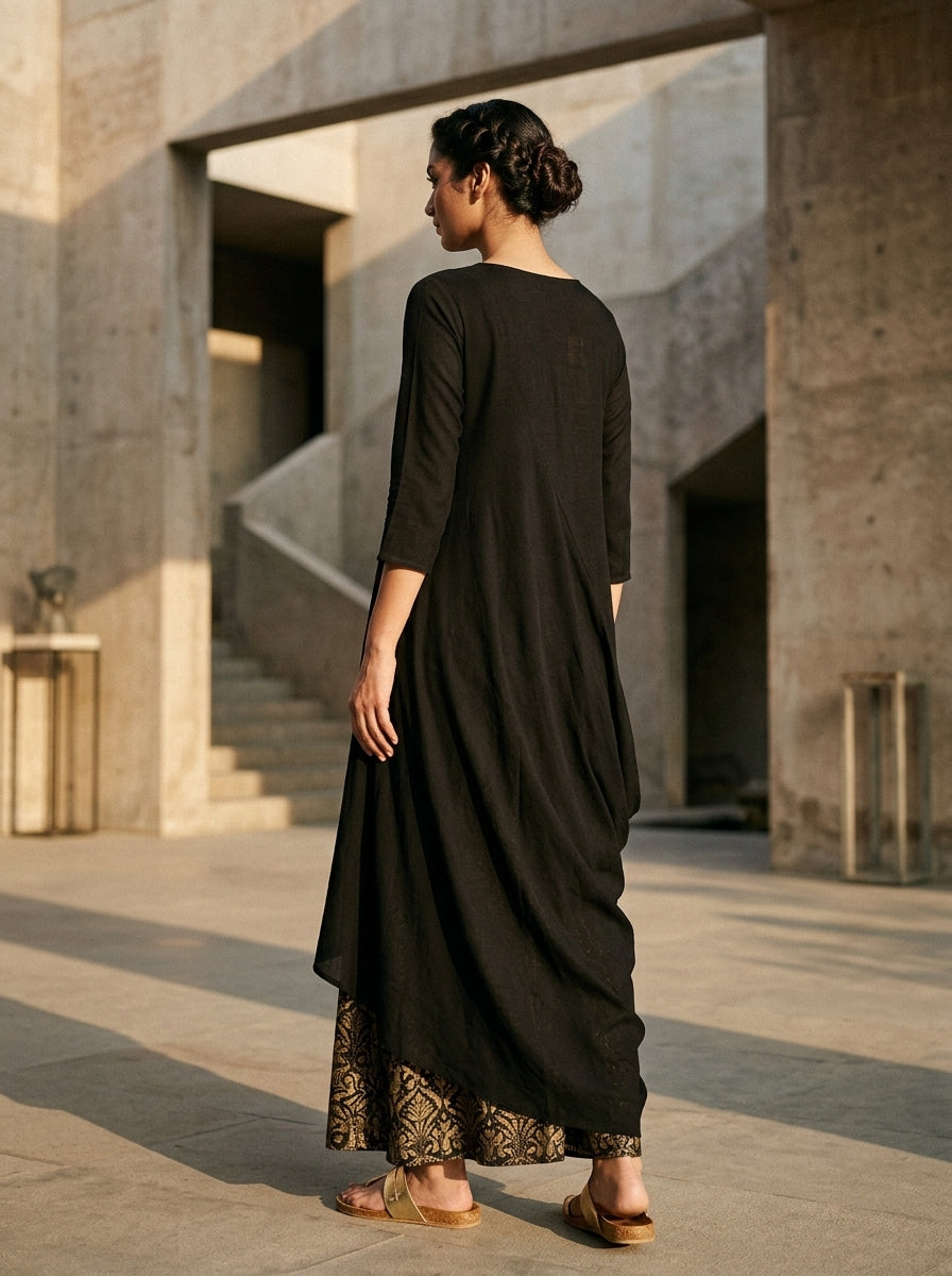 Elegant black ankle-length toga dress with three-quarter sleeves, a draped silhouette, and a beige floral embroidered hem. - Robe toge BLACK SWAN - S - ALTER EGO