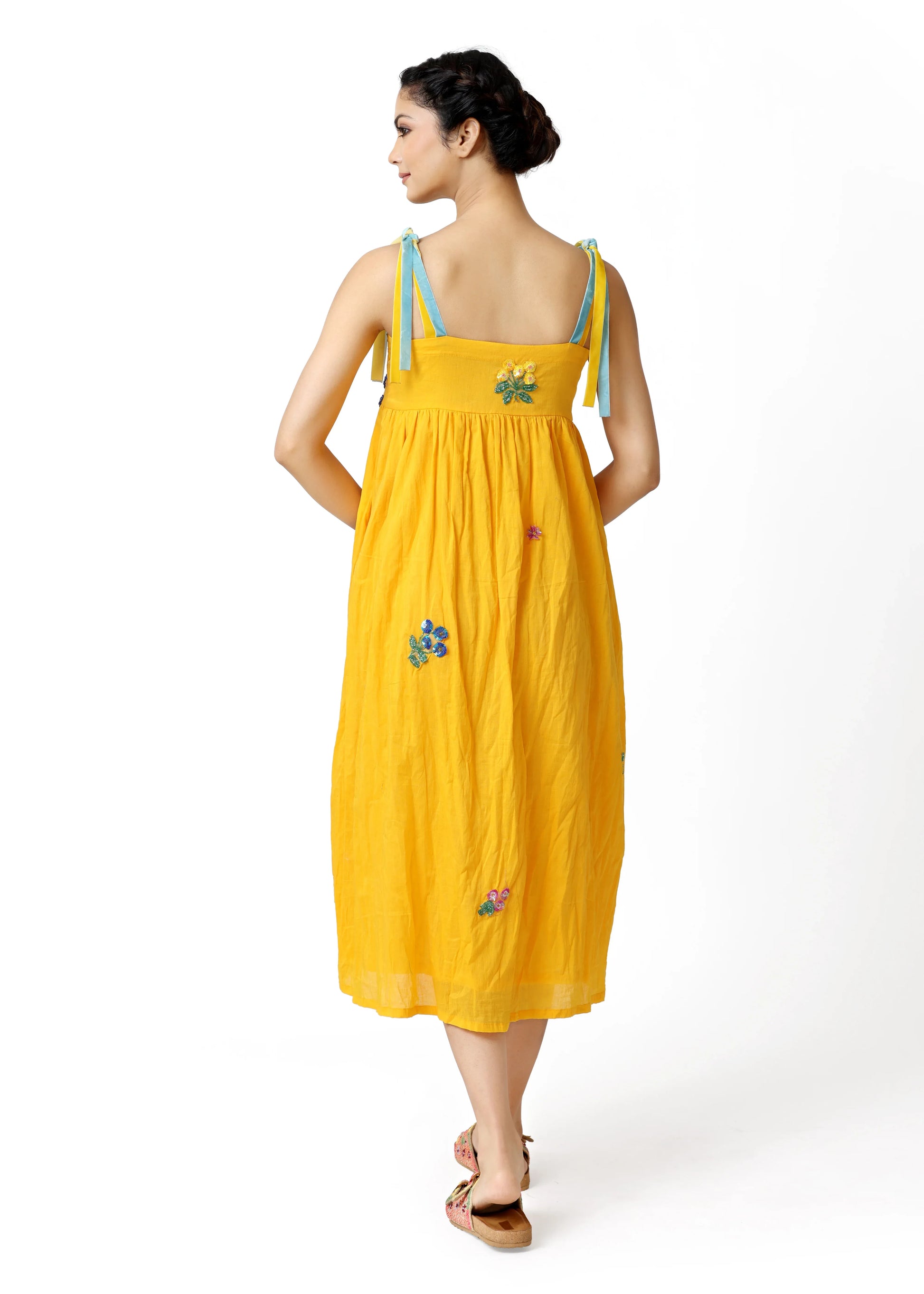 Yellow sleeveless midi robe femme élégante with blue floral broderie, adjustable shoulder ties, lightweight cotton fabric,. - Robe BLOOM - S - ALTER EGO